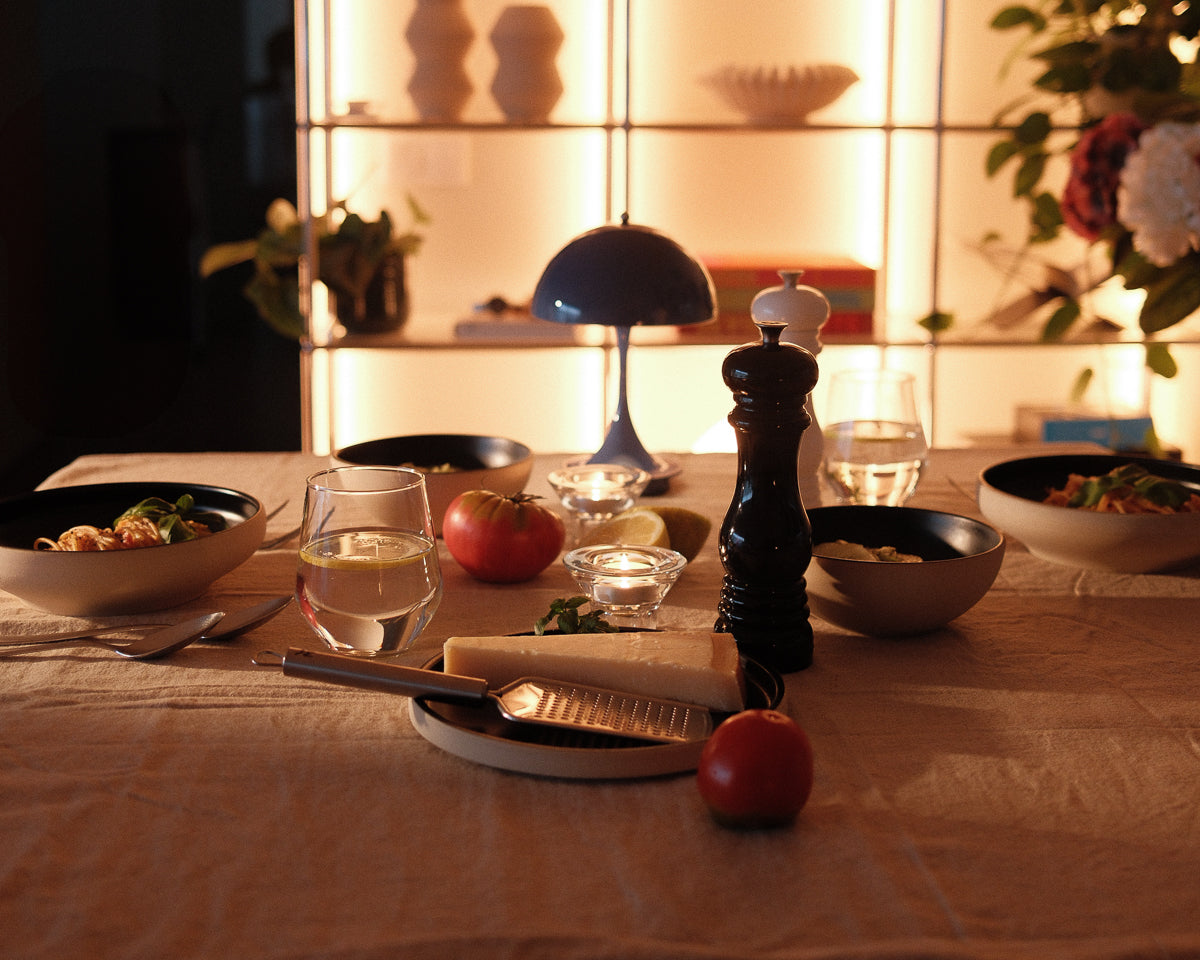 gemütliche Tischdekoration mit einem Keramikgeschirrset